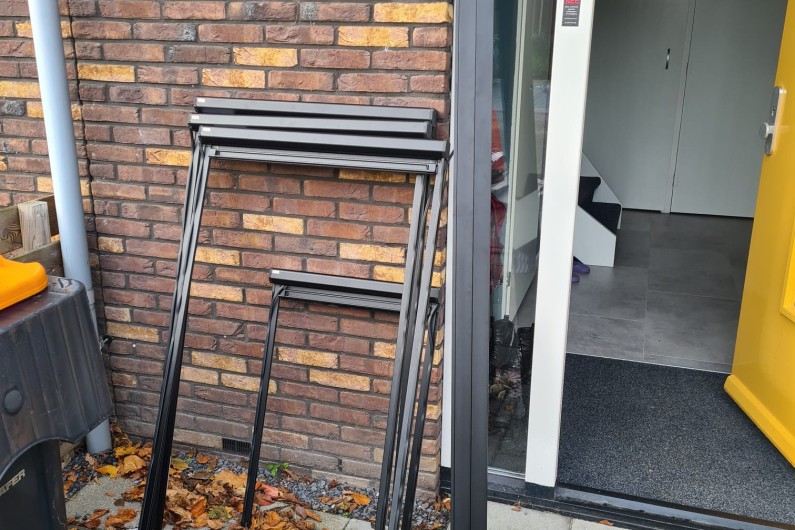 7 rolluik  4 x rolhor  1 x plissehordeur 1 x keje plissé gordijn  In Meppel opgehangen