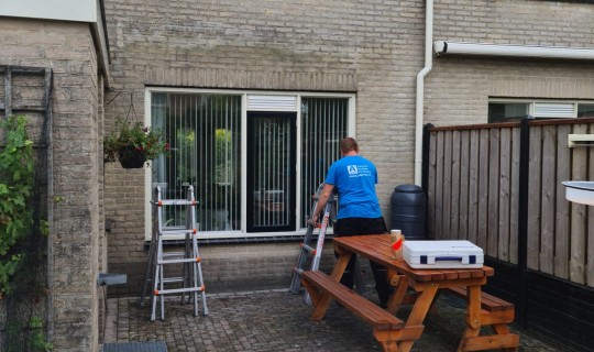 Earhardt pergola zonwering met ingebouwde screen op zonne-energie